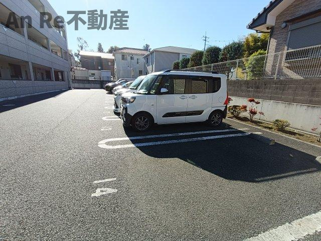 川口市大字西立野の賃貸マンションの駐車場