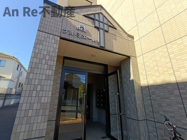 川口市大字西立野の賃貸マンションのエントランス