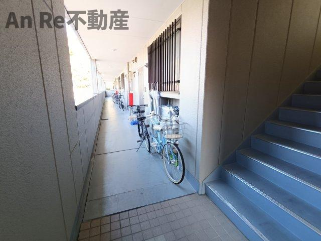 川口市大字西立野の賃貸マンションのロビー
