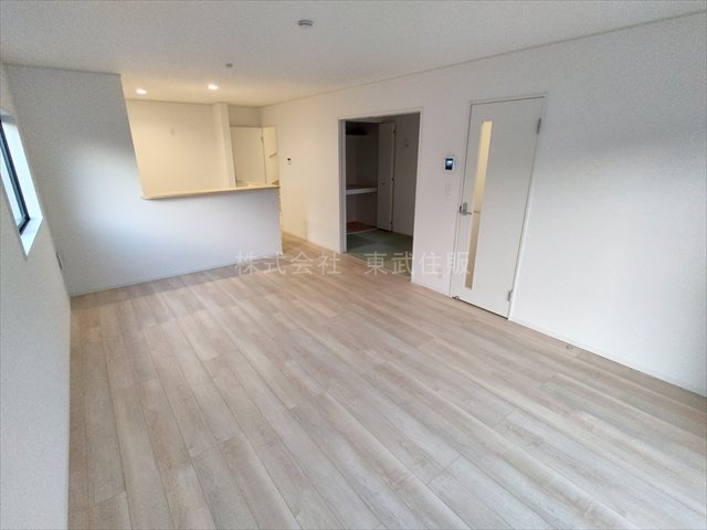 【居間・リビング】 | 狭山市柏原第１３　全３棟　3号棟 | 開放感があり日当たり良好です