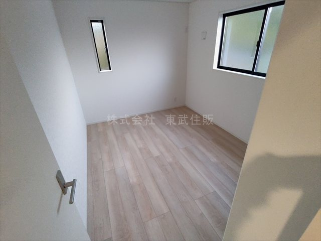 【洋室】 | 狭山市柏原第１３　全３棟　3号棟 | 洋室6.0帖北西側、個人の部屋や寝室として使える洋室です