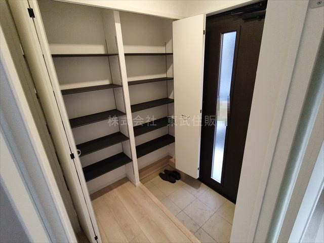 【玄関】 | 狭山市柏原第１３　全３棟　3号棟 | 収納もある玄関です