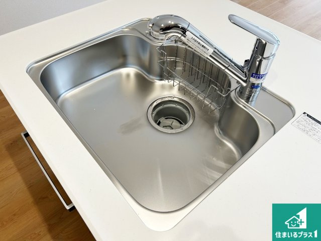 藤井寺市小山　第1期　新築一戸建ての独立洗面台|清潔感のある洗面台です。フラットな鏡は掃除がしやすく毎日清潔！ホースは引き出して使えるので洗顔やお掃除の際に便利です！