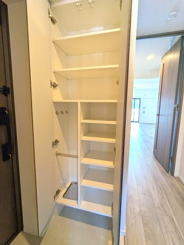 S-RESIDENCE ASAKUSA ディバースの設備|傘入れ付収納豊富なトールタイプのシューズBOXです