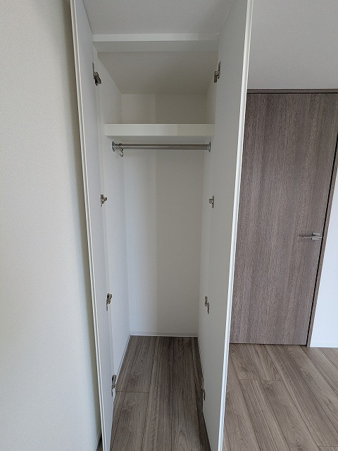 S-RESIDENCE ASAKUSA ディバースの設備|リビングと独立した5.6帖洋室のクローゼットです