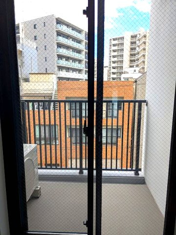 S-RESIDENCE ASAKUSA ディバースの設備|401号室のリビングと独立した5.6帖洋室のバルコニー、2号室の上層階からはバルコニーからスカイツリー隅田川花火見えます