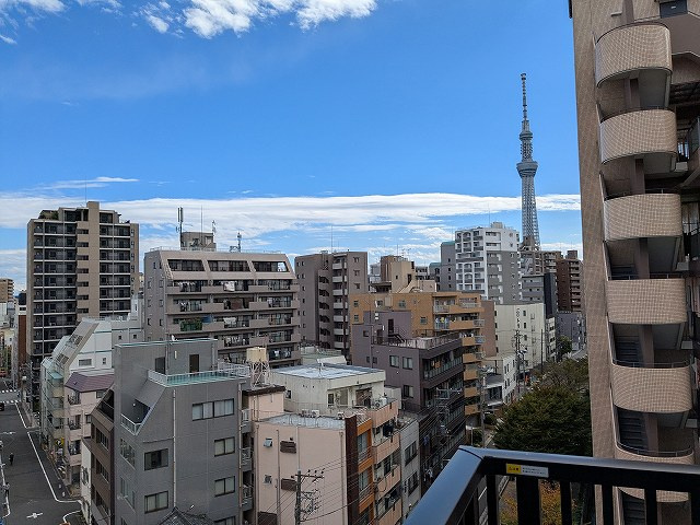 S-RESIDENCE ASAKUSA ディバースの設備|802号室のリビングと独立した5.6帖洋室のバルコニー、2号室の上層階からはバルコニーからスカイツリー隅田川花火見えます