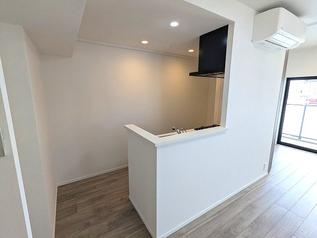 S-RESIDENCE ASAKUSA ディバースの設備|グリル付ガス3口システムカウンターキッチン、瀟洒でお手入れ楽なガラストップコンロです