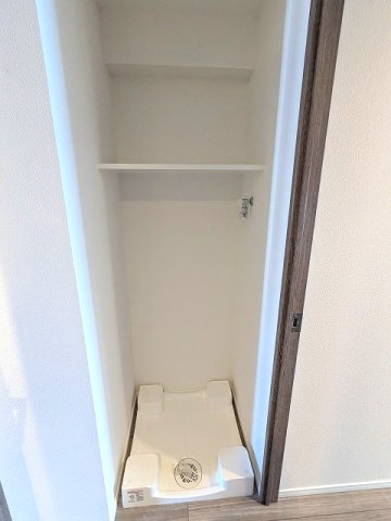 S-RESIDENCE ASAKUSA ディバースの設備|洗濯機置場は排水口のお手入れしやすい様に手前に配置し、足高の防水パンです