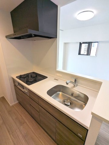 S-RESIDENCE ASAKUSA ディバースのキッチン|グリル付ガス3口システムカウンターキッチン、瀟洒でお手入れ楽なガラストップコンロです