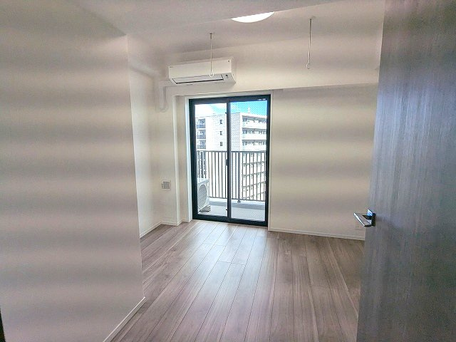 S-RESIDENCE ASAKUSA ディバースのその他共用部分|リビングと独立した5.6帖洋室、バルコニー・照明・クローゼット・取外し可能な室内物干し設備付き、2号室の上層階からはバルコニーからスカイツリー隅田川花火見えます