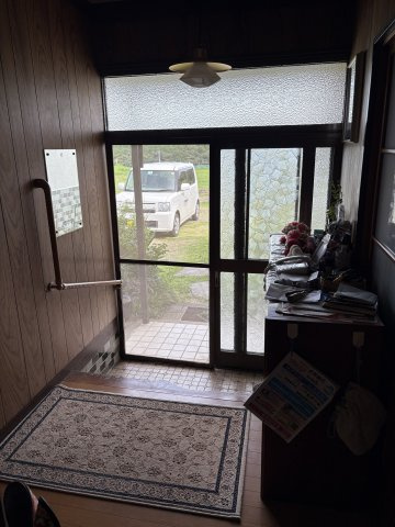 中郷町石岡 中古一戸建ての玄関