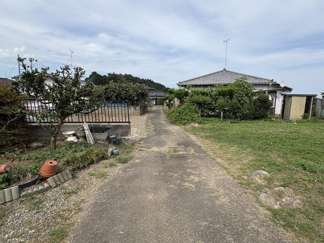 中郷町石岡 中古一戸建ての前面道路含む現地写真
