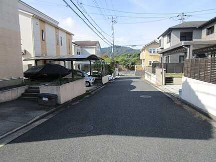 広島市安佐南区伴北７丁目　中古一戸建ての前面道路含む現地写真