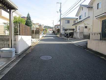 広島市安佐南区伴北７丁目　中古一戸建ての前面道路含む現地写真