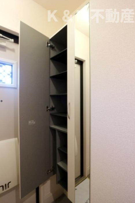 エクセレントヒルⅡ棟の玄関|収納もある玄関です