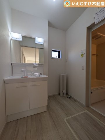 Zut PLUS　比企郡嵐山町15期の独立洗面台|3面ミラーの後ろは収納スペースを完備
生活感のあるものは隠して、スッキリシンプルな洗面台に！清潔感のある空間♪