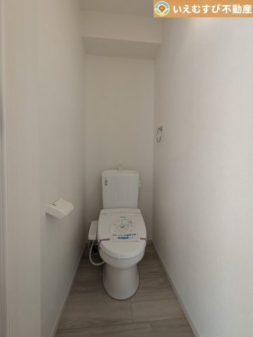 Zut PLUS　比企郡嵐山町15期のトイレ|シンプルで清潔感のあるトイレ
暖房便座付きなので寒い冬でも快適に使用できます！