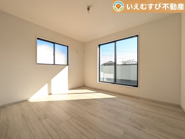 Zut PLUS　比企郡嵐山町15期の洋室|シンプルで明るいお部屋
2面採光で日当り良好！シンプルなお部屋なので自分で家具を選ぶのが楽しみですね！