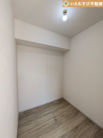 Zut PLUS　比企郡嵐山町15期の収納|たっぷりの収納力を備えたウォークインクローゼット
たくさん収納できるので季節物やかさばるバッグなども片付きます♪