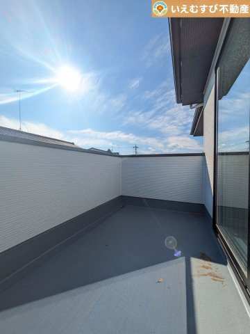 Zut PLUS　比企郡嵐山町15期のバルコニー|ゆとりの広さのバルコニー
南向きで採光たっぷりなのでお洗濯ものが乾きやすい♪おふとんを干すにも余裕の広さ！