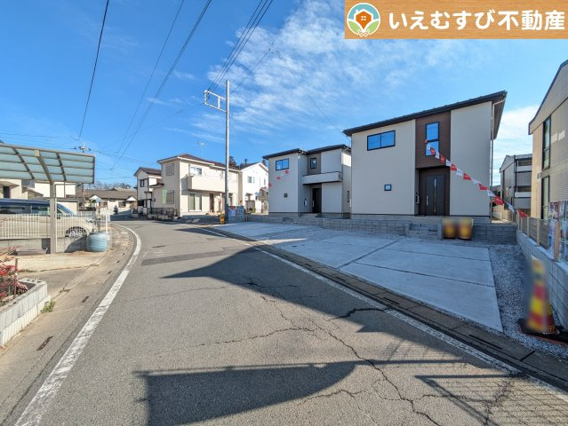 Zut PLUS　比企郡嵐山町15期の前面道路含む現地写真|充分な広さの前面道路
間口が広くお車の出し入れも問題なく行えるスペースが確保されています♪