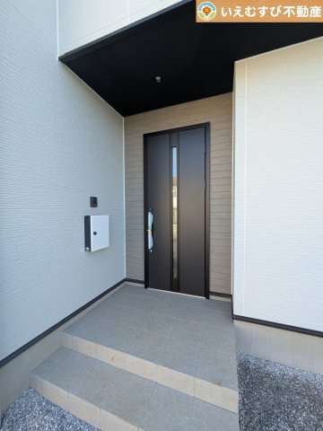 Zut PLUS　比企郡嵐山町15期のエントランス|落ち着いた色づかいのエントランス
駐車場からアクセスの良いエントランス。雨の日や荷物が多くても安心の動線♪