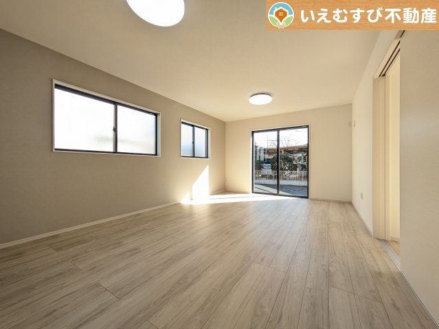 Zut PLUS　比企郡嵐山町15期の居間・リビング|自然光で満たされる明るく開放感溢れるリビング
たっぷりの採光で明るい空間。家族みんなでくつろげます♪