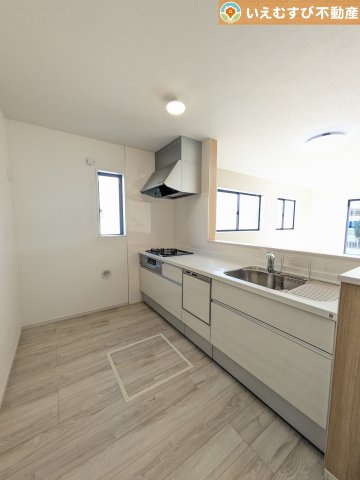 Zut PLUS　比企郡嵐山町15期のキッチン|リビングのお子様を見守りながらお料理ができる対面キッチン
様子を見たり会話をしながら過ごせるキッチンで楽しく料理ができますね！