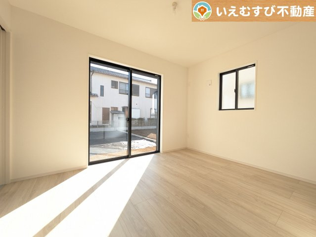 Zut PLUS　比企郡嵐山町15期の洋室|6帖の1階洋室は小さなお子様のお世話に大活躍
全居室洋室プランで統一感のある空間！LDK横も洋室なので開放して広々空間にしても◎