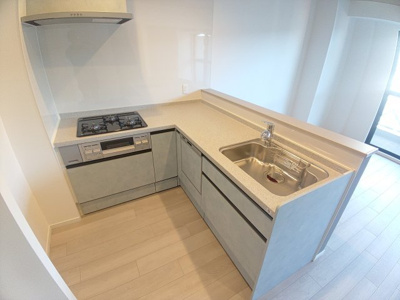 【キッチン】 | ハーティ忍ケ丘 | L字型のシステムキッチンは食洗器、グリルが完備で調理が捗ります