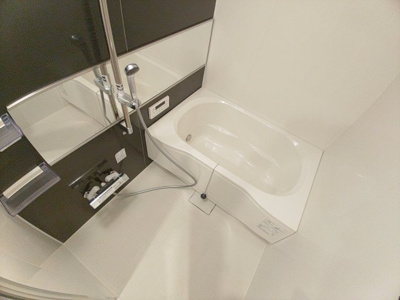 【浴室】 | ハーティ忍ケ丘 | 一日の疲れを気持ちよく癒すことができます、大きな鏡がポイントの浴室です