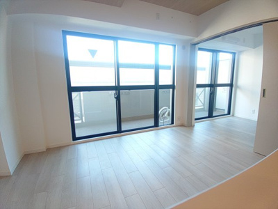 【居間・リビング】 | ハーティ忍ケ丘 | カウンターキッチンからはリビング、洋室が見渡せる為、家族とコミュニケーションを楽しみながらキッチンの作業が可能です