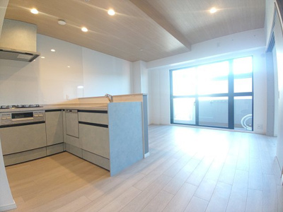 【居間・リビング】 | ハーティ忍ケ丘 | L字キッチンがおしゃれなリビングルームです