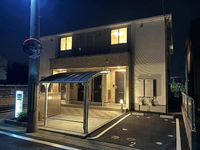 三木市末広２丁目のアパートのエントランス|外観写真（夜）