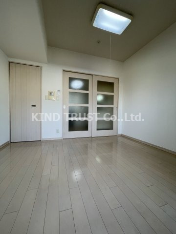 エステムプラザ梅田扇町公園パークランドの居間・リビング|こちらのリビングで趣味の時間をお楽しみください