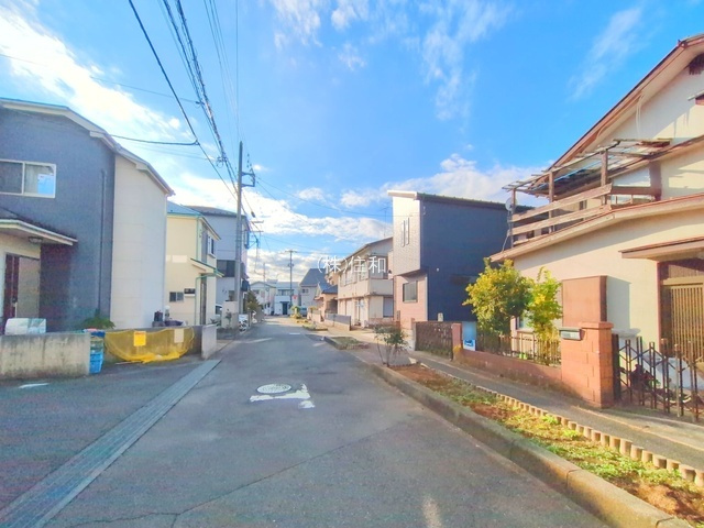 【新築分譲住宅】富士見市水谷東14期　の前面道路含む現地写真