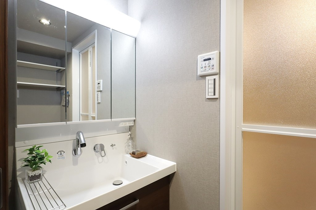 藤和ライブタウン立花の独立洗面台|3面鏡の明るい洗面化粧台で、毎朝の支度もはかどります。
鏡裏と洗面台下にも収納があり、日用品やスキンケア用品などもたくさんしまえてすっきりとした空間を保つことができます。