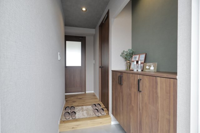 藤和ライブタウン立花の玄関|シューズBOXはロータイプの為、高い場所に収納することがなく、お子さんも自分の靴を取り出しやすい形です。玄関収納の上にはお気に入りのインテリアも置くことが出来ます◎

