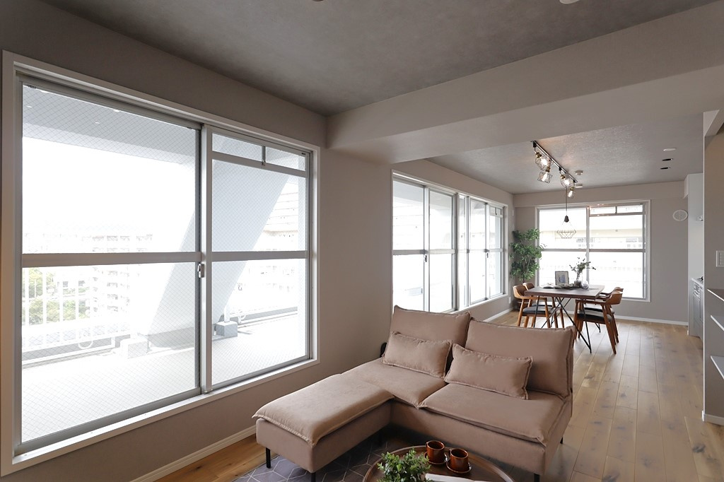 藤和ライブタウン立花の居間・リビング|間口いっぱいの大きな窓から陽ざしが入り、窓から外への視界も広がるため、明るく開放感があるリビング・ダイニングになります。