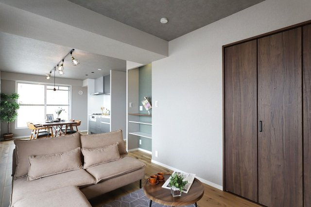 藤和ライブタウン立花の居間・リビング|天井部分は落ち着く雰囲気があるグレーのアクセントクロス。テレビなど、家電の色や素材とも相性が良いです。