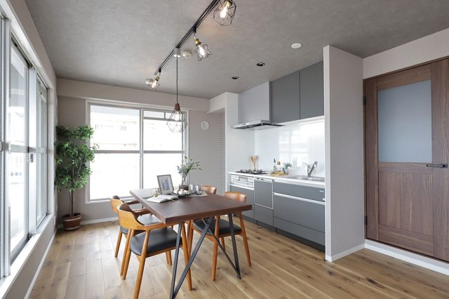 藤和ライブタウン立花の居間・リビング|清潔感溢れる壁付けキッチン。リビングダイニングとの間に仕切りがないため、ご家族とコミュニケーションを取りながらお料理をしていただけます。