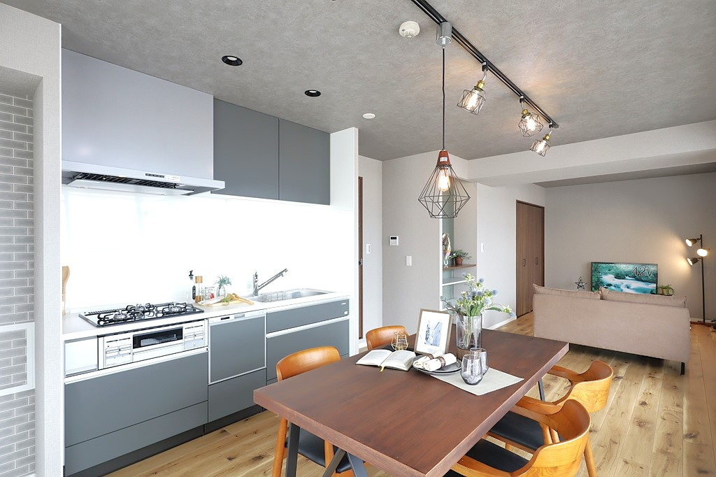 藤和ライブタウン立花の居間・リビング|シンプルなデザインと使いやすさを兼ね備えた対面式システムキッチンは、効率的な作業スペースを提供し、家族やゲストとのコミュニケーションを促進します。