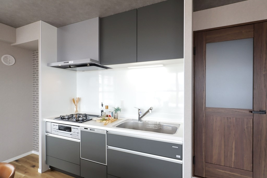 藤和ライブタウン立花のキッチン|収納豊富×機能性充実のシステムキッチン◎
３口コンロとグリル付きで、お料理の幅が広がる嬉しいキッチンです。