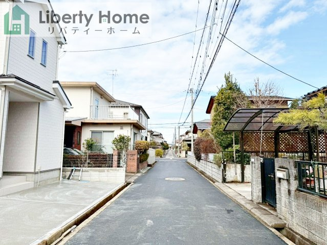 牛久市神谷2丁目　新築戸建の前面道路含む現地写真