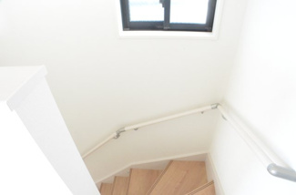 【内装】 | さいたま市大宮区上小町（全３棟） | 階段スペースは採光も入る明るい雰囲気です。手摺りもついて安心です。