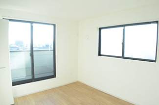 【洋室】 | さいたま市大宮区上小町（全３棟） | 一人ひとり違う「快適な条件」を実現するため内装はシンプルに統一しています。飾り過ぎず拘り過ぎないデザインです。