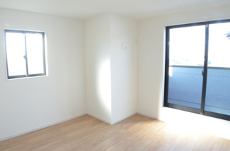 【洋室】 | さいたま市大宮区上小町（全３棟） | 快適な住まいの条件「陽当たり、通風、開放感」が実現されています。