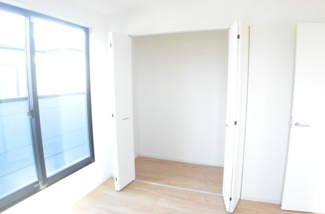 【収納】 | さいたま市大宮区上小町（全３棟） | 奥行のある収納力抜群のクローゼット。全ての服が見てわかるので選択がしやすいのが何より便利です。