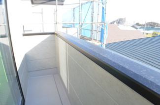 【バルコニー】 | さいたま市大宮区上小町（全３棟） | 南向きの広々としたバルコニーです。陽当たり、風通しが良く洗濯ものも良く乾きます。